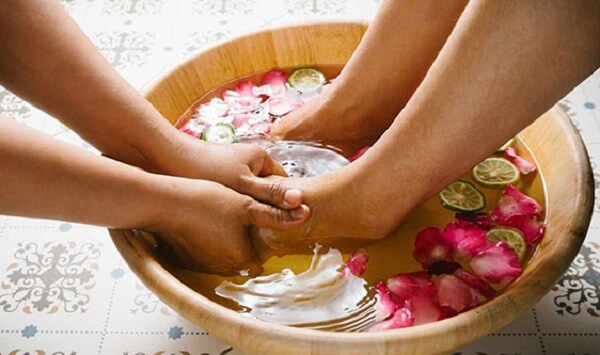 Trị liệu bằng ngâm chân nước nóng kết hợp massage