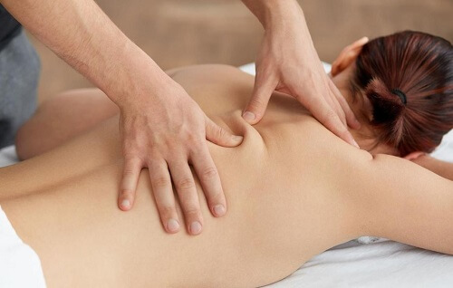 Bấm huyệt có chữa khỏi đau lưng hoàn toàn không ?